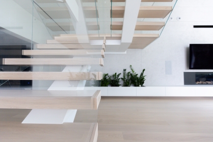 fotografia wnętrz Katowice Dąbrowa Górnicza Śląsk schody Strzałka minimalistyczne wnętrze drewniane schody salon